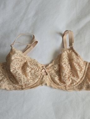 Victoria's Secret Lace Underwire Bra in Peach
